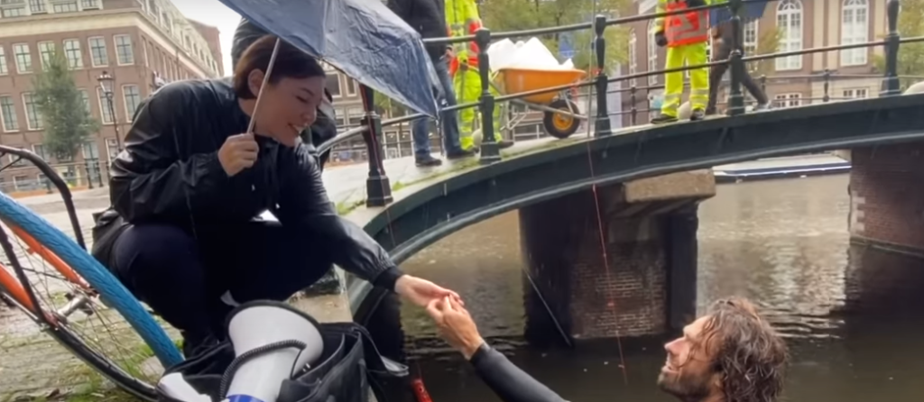 Vlak bij de wallen zag ze haar ring in het water vallen.