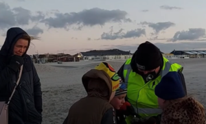 Van op het strand zoeken naar achter de pc digitaal speuren.