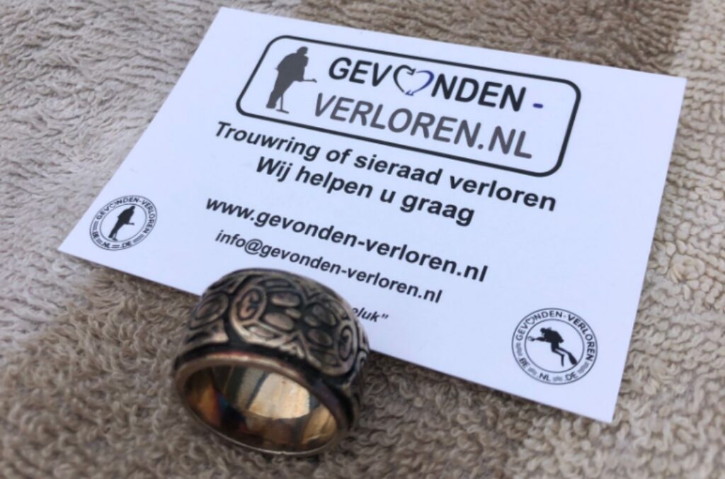 Zilveren Buddha to Buddha ring in een vijver in IJsselstein.